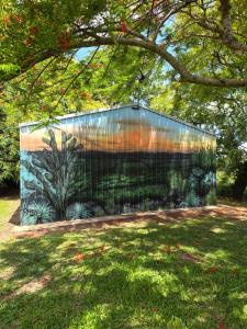 Mountain Retreat with ocean views and fireplace في Wolvi: مبنى عليه لوحة جدارية