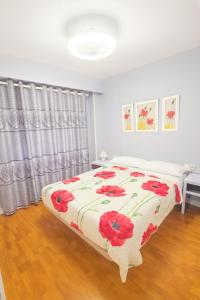 En eller flere senge i et værelse på New Luxury Apartment with Pool