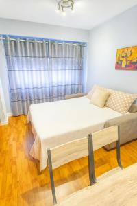 En eller flere senge i et værelse på New Luxury Apartment with Pool + 32 billeder