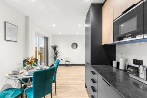 Η κουζίνα ή μικρή κουζίνα στο Luxurious Modern 2 Bedroom Apartment with Terrace