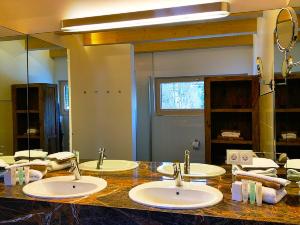een badkamer met 3 wastafels en een grote spiegel bij Ferienhaus Alpenflair bei Schliersee in Schliersee
