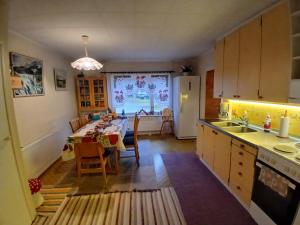 Kuchyň nebo kuchyňský kout v ubytování Traditional House Rovaniemi