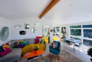 Posezení v ubytování Tropical Oasis in Oakura