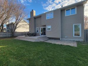 Home away from home في Urbandale: منزل مع طاولة نزهة على الفناء