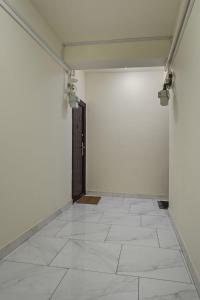 a room with a door and a white wall at Apartament Militari Residence in Dudu
