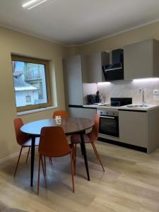 une cuisine et une salle à manger avec une table et des chaises dans l'établissement Casa ViaRoma, à Borno