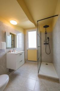 Un baño de Hôtel Du Port