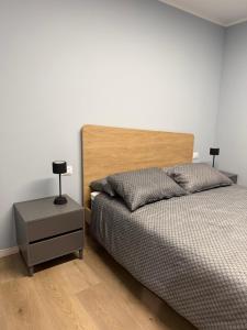 - une chambre avec un lit et une table de chevet avec deux lampes dans l'établissement Casa ViaRoma, à Borno