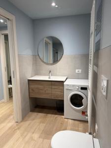 une salle de bains avec lave-linge et lavabo dans l'établissement Casa ViaRoma, à Borno