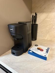 une cafetière assise sur un comptoir avec une boîte dans l'établissement Casa ViaRoma, à Borno