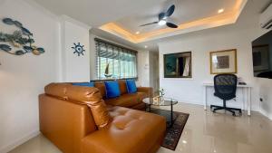 Χώρος καθιστικού στο Palace - Spacious 1 bedroom Condo with shared Pool