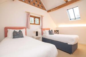 En eller flere senge i et værelse på Troilus Barn + 24 billeder