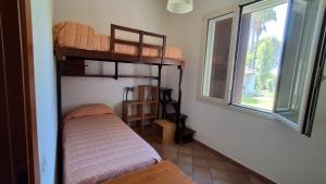 una camera da letto con due letti a castello e una finestra di La Finestra su Mothia a Marsala