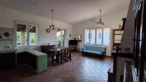 una cucina e un soggiorno con divano blu di La Finestra su Mothia a Marsala
