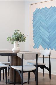 a dining room with a table and chairs at Boardwalk Hotel On Lake Anna By Kasa in Mineral