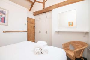 En eller flere senge i et værelse på Cressida Barn