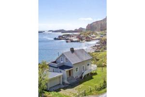 een luchtzicht van een huis en een waterlichaam bij Coastal Comfort Ure in Vestvågøya