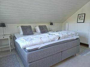 Cosy rural apartment close to Nösund SE09122 في Strand: سرير كبير يجلس في غرفة مع