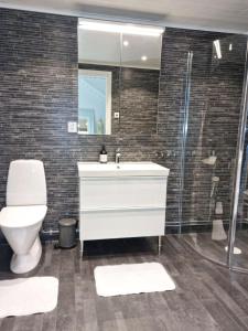 Cosy rural apartment close to Nösund SE09122 في Strand: حمام مع حوض ومرحاض ودش +14 صورة