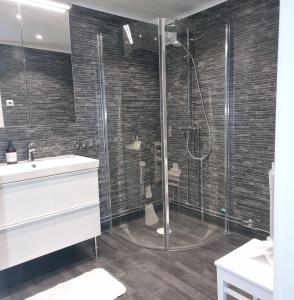 Cosy rural apartment close to Nösund SE09122 في Strand: حمام مزود بدش ومغسلة