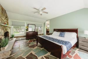 Hamptons Vacation Inn في خلجان هامبتون: غرفة نوم بسرير ومدفأة +67 صورة