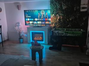 Μια τηλεόραση ή/και κέντρο ψυχαγωγίας στο Spa Privatif en Pleine Nature à 1h de Paris