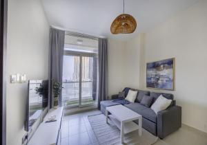 Iconic HF BR Hall 2 Bath Balcony Free- Parking, Pool, Gym & 2 Kids - Al Reem Island في أبوظبي: غرفة معيشة مع أريكة وطاولة
