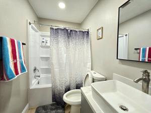Un baño con un inodoro blanco y un lavabo. en 8354, Adams unit B, en Lemon Grove