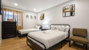 Un dormitorio con dos camas y una cómoda. en 8354, Adams unit B, en Lemon Grove