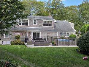 En have udenfor Heated Plunge Pool Theater Room Backyard Fun