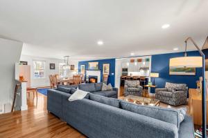 Et opholdsområde på Heated Plunge Pool Theater Room Backyard Fun