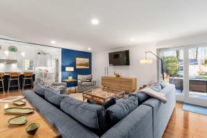 Et tv og/eller underholdning på Heated Plunge Pool Theater Room Backyard Fun