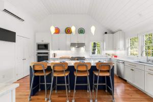 Køkken eller tekøkken på Heated Plunge Pool Theater Room Backyard Fun + 23 billeder