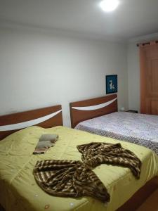1 Schlafzimmer mit 2 Betten und gelber Bettwäsche in der Unterkunft Family holiday home new beds in Bragança