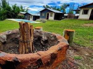 een boomstronk in een tuin met een zwembad bij Cabañas Pie del Plata in Mendoza +3 foto's