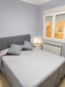 En eller flere senge i et værelse på Luxurious New Apartment + 35 billeder