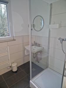 ein Badezimmer mit Dusche und Waschbecken in der Unterkunft Hotel Haus Niggemann in Hattingen + 18 Fotos