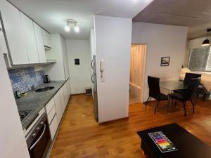 een keuken met een tafel en een eetkamer bij Vilella Live in Buenos Aires +1 foto