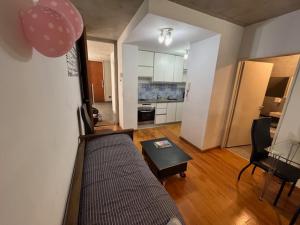 een woonkamer met een bank en een tafel bij Vilella Live in Buenos Aires