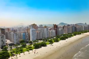 vista su una spiaggia e su edifici di Brisa do Mar - Varanda/2 qtos/Est/Ar a Campo Grande