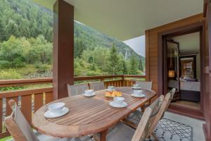 l'Ours Bleu C21 - Ski In Ski Out - Happy Rentals في فالورسين: طاولة وكراسي خشبية على سطح مع اطلالة +43 صورة