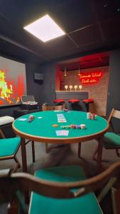 a room with a green table and chairs at Villa Summer Wind - Palm Beach Agathois in Le Grau-dʼAgde