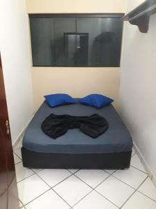 un letto con un papillon sopra di Pousada Blue Beach House a Peruíbe