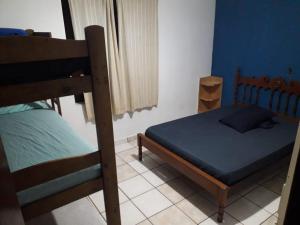 una camera con un letto e un letto a castello di Pousada Blue Beach House a Peruíbe Altre 2 foto