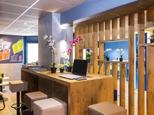 TV a/nebo společenská místnost v ubytování ibis budget Marne La Vallée Noisy Le Grand