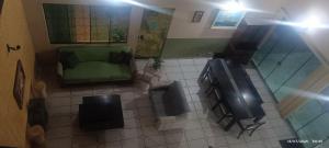 een bovenaanzicht van een badkamer met een televisie bij Pousada Blue Beach House in Peruíbe