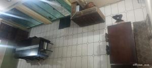 una cucina con pareti piastrellate bianche e apertura di Pousada Blue Beach House a Peruíbe