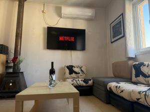 Μια τηλεόραση ή/και κέντρο ψυχαγωγίας στο Rooftop flat in Jerusalem