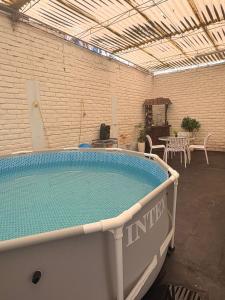 ein großes Schwimmbecken in einem Gebäude mit einem Tisch in der Unterkunft como en tu casa mollendo in Mollendo