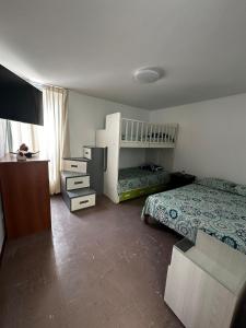 ein Schlafzimmer mit einem Bett und einer Kommode in der Unterkunft como en tu casa mollendo in Mollendo